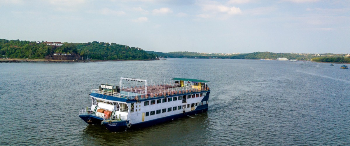 boat cruise in mandovi river
